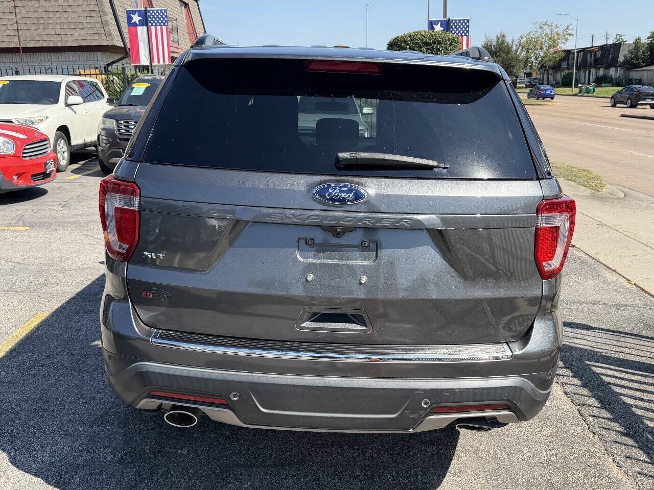 Used 2018 Ford Explorer XLT w/ Equipment Group 202A FWD image 5