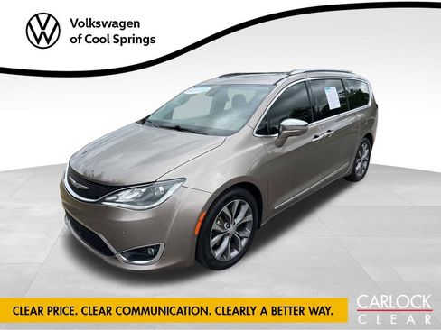 Used 2018 Chrysler Pacifica Limited w/ Tire & Wheel Group FWD image 1