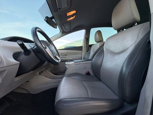 Used 2017 Toyota Prius V Four w/ Carpet Mat Package image 15