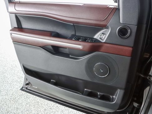 Used 2023 Ford Expedition Limited image 25