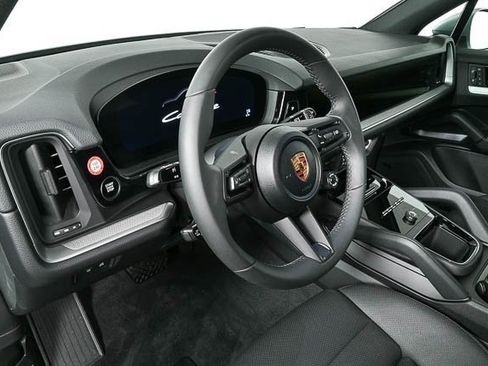 Certified 2025 Porsche Cayenne image 4
