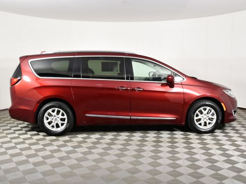 Used 2020 Chrysler Pacifica Touring-L FWD image 5