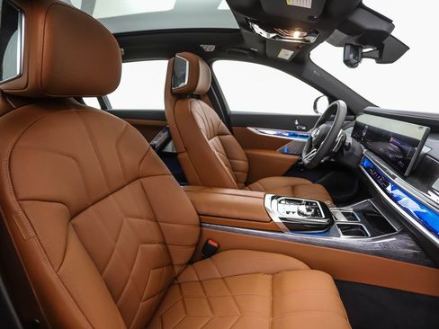 Used 2025 BMW 760i xDrive AWD/4WD image 32