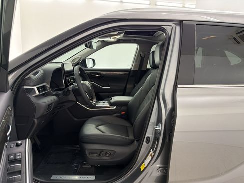 Used 2026 Toyota Highlander Limited AWD/4WD image 5