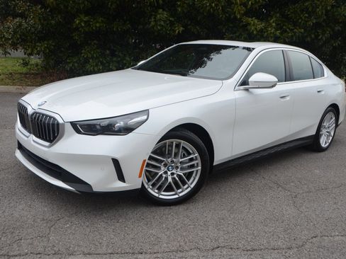 Used 2025 BMW 540i xDrive w/ Premium Package image 5