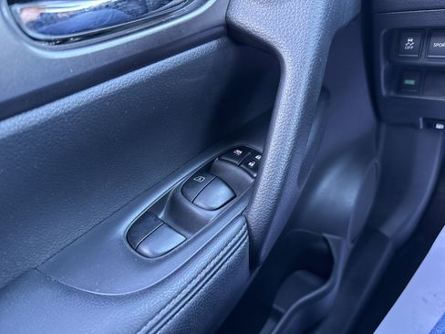 Used 2016 Nissan Rogue SV image 16