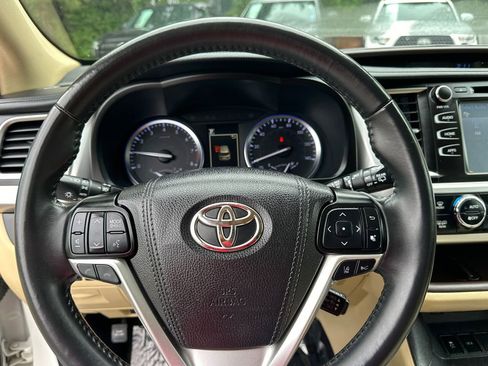 Used 2019 Toyota Highlander XLE FWD image 30