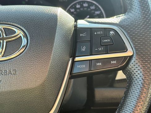 Used 2023 Toyota Sienna Limited image 22