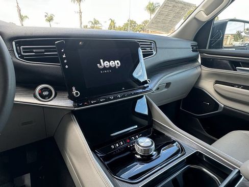 Used 2024 Jeep Wagoneer L Series II RWD image 28