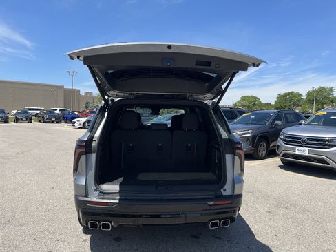 Used 2025 Chevrolet Traverse LT w/ Midnight/Sport Edition AWD/4WD image 10