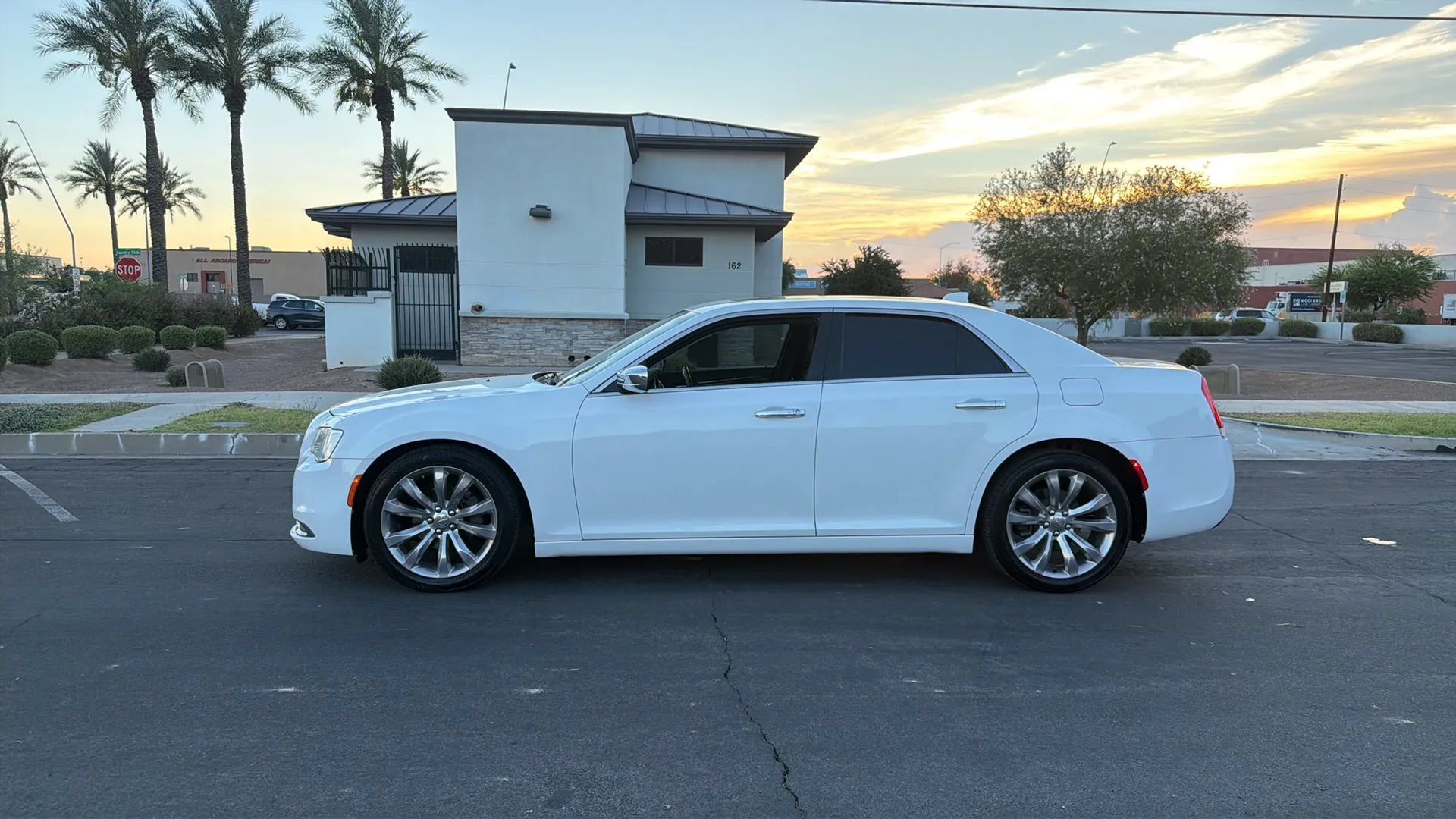 Used 2019 Chrysler 300 Limited RWD image 2