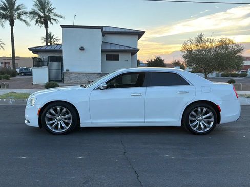 Used 2019 Chrysler 300 Limited RWD image 2