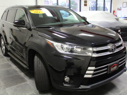 Used 2017 Toyota Highlander Limited Platinum image 3