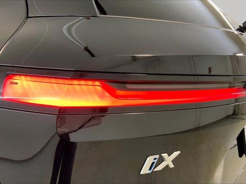 Used 2024 BMW iX xDrive50 w/ Premium Package AWD/4WD image 28
