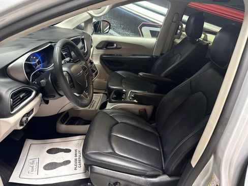 Used 2024 Chrysler Pacifica Touring-L FWD image 5