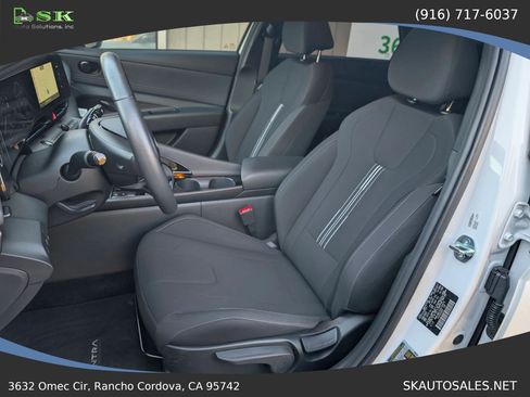 Used 2025 Hyundai Elantra SEL FWD image 14