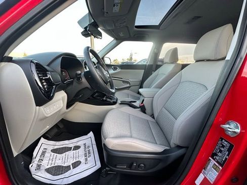 Used 2025 Kia Soul EX image 25