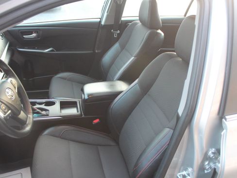 Used 2017 Toyota Camry SE w/ Moonroof Package FWD image 24