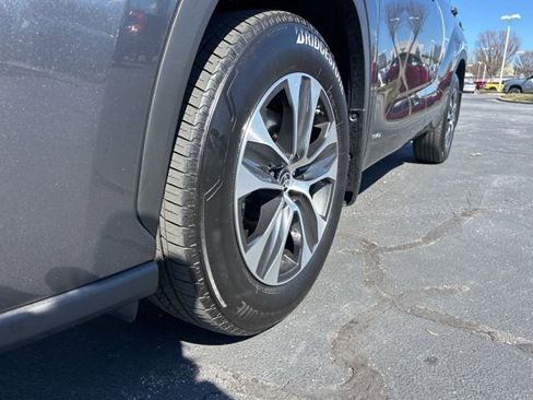 Used 2025 Toyota Highlander XLE image 12