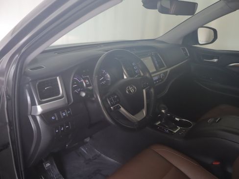 Used 2019 Toyota Highlander Limited Platinum AWD/4WD image 11