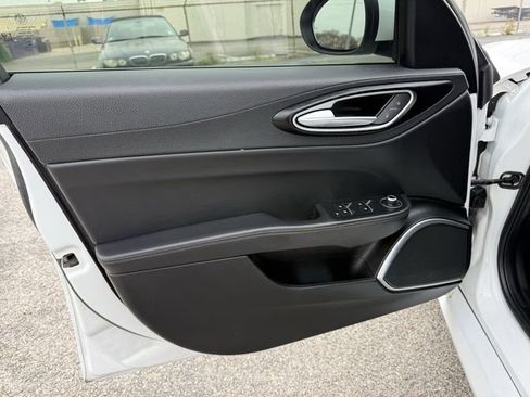 Used 2018 Alfa Romeo Giulia Base image 11