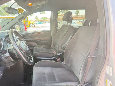 Used 2017 Dodge Grand Caravan SE FWD image 23