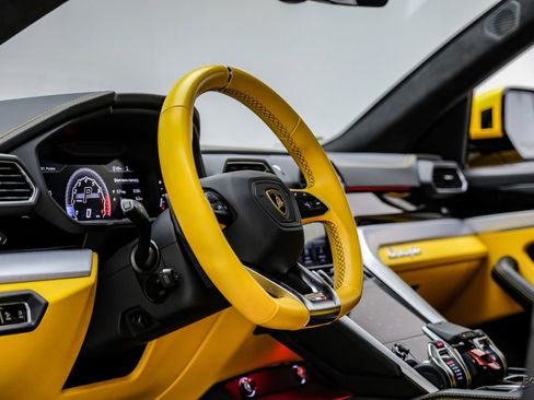 Used 2021 Lamborghini Urus AWD/4WD image 44