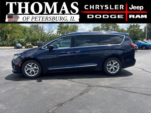Used 2018 Chrysler Pacifica Touring-L Plus w/ Tire & Wheel Group FWD image 4