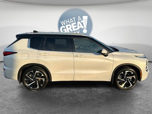 Used 2024 Mitsubishi Outlander SEL image 2