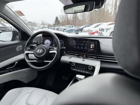 Used 2024 Hyundai Elantra Limited image 16