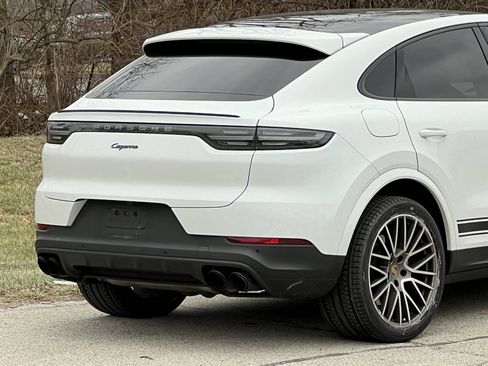 Certified 2022 Porsche Cayenne Platinum Edition image 9