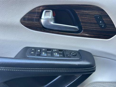 Used 2023 Chrysler Pacifica Limited FWD image 13