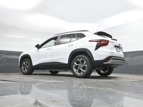 Used 2025 Chevrolet Trax LT FWD image 48