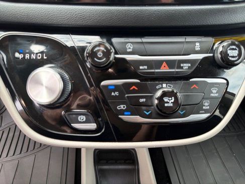 Used 2023 Chrysler Voyager LX image 17