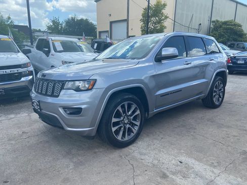 Used 2018 Jeep Grand Cherokee Altitude RWD image 3