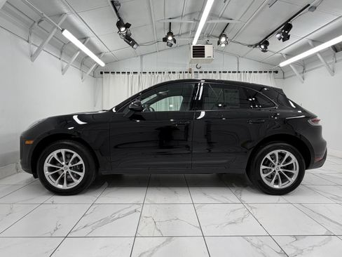 Certified 2023 Porsche Macan image 2