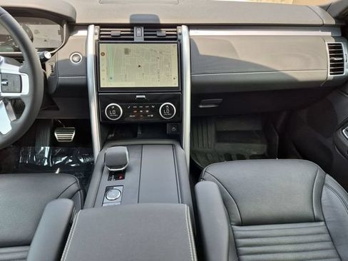 Used 2025 Land Rover Discovery Dynamic SE AWD/4WD image 13