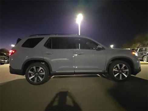 Used 2025 Honda Pilot Touring image 4