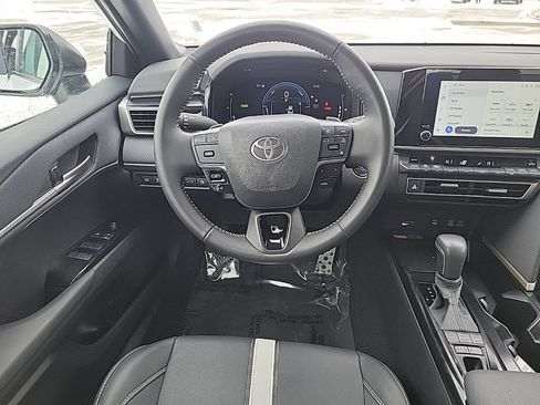 Used 2025 Toyota Camry SE FWD image 12