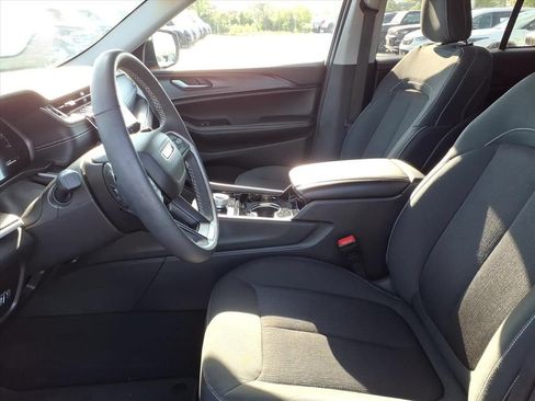 Certified 2023 Jeep Grand Cherokee Laredo w/ Luxury Tech Group I AWD/4WD image 10