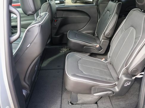 New 2026 Chrysler Pacifica Limited image 17
