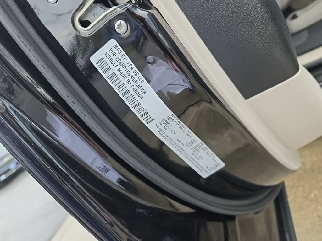 Used 2024 Chrysler Pacifica Touring-L FWD image 39