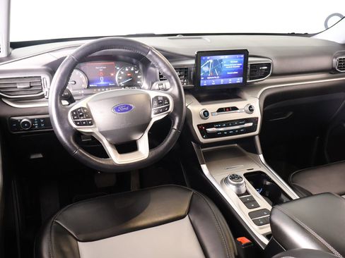 Used 2022 Ford Explorer XLT w/ Equipment Group 202A image 2