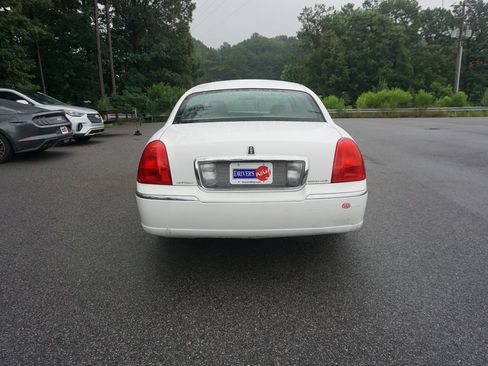 Used 2010 Lincoln Town Car Signature Limited RWD image 17