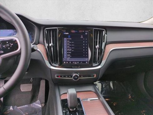 Used 2025 Volvo V60 B5 Cross Country Plus image 14