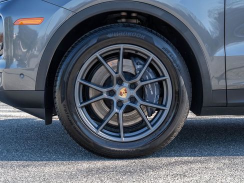 Certified 2025 Porsche Cayenne image 11