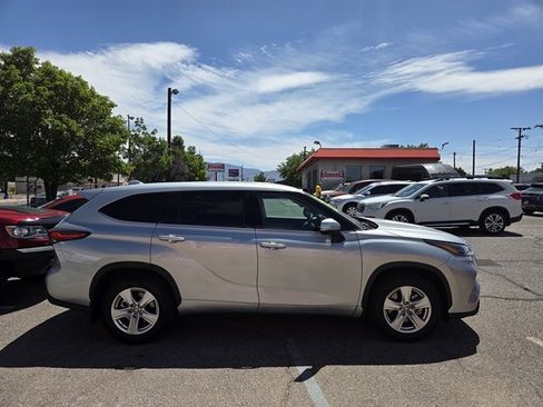Used 2021 Toyota Highlander L AWD/4WD image 3