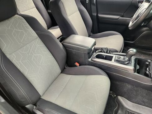 Used 2021 Toyota Tacoma TRD Sport w/ Technology Package AWD/4WD image 10
