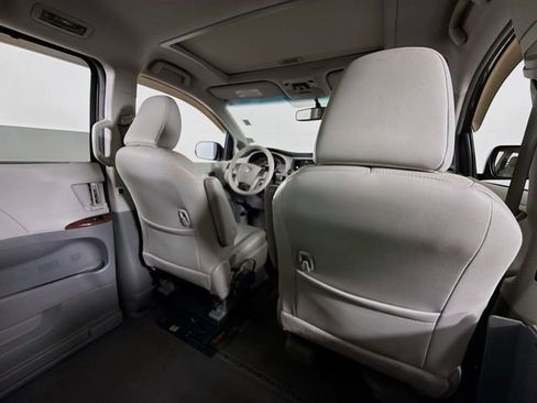 Used 2013 Toyota Sienna XLE image 29