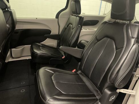 Used 2023 Chrysler Pacifica Touring-L FWD image 17